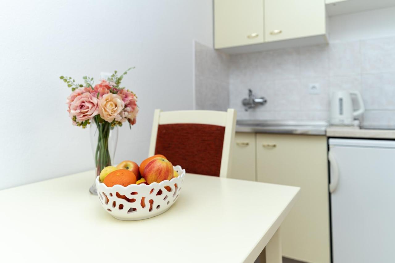 Benic Apartments Mlini Bagian luar foto
